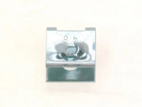 BOSCH Schnappmutter in metallischer Ausführung, rechteckige Form mit einem Durchlass und eingelassenem Muster.